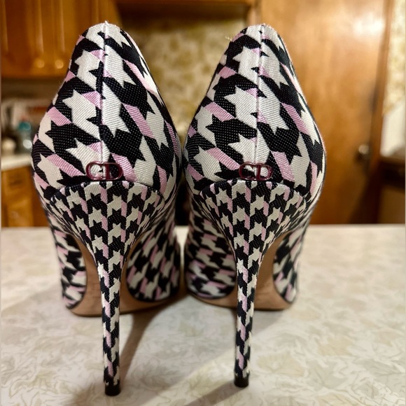 Black and pink houndstooth Dior heels. - Picture 4 of 8